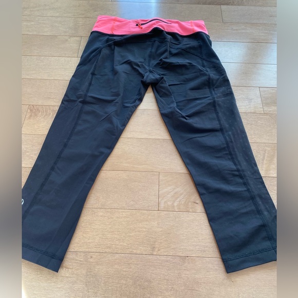 Lululemon 3/4 length joggers black and fuchsia size medium - Picture 3 of 4